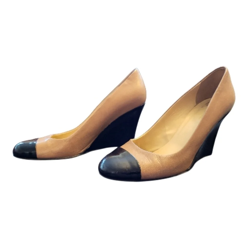 Kate Spade New York Kimmy Round Toe Wedge Pumps in Beige Leather w/ Black -Sz 7B